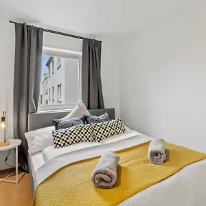  Apartment Perfect Location, 2 Min To Main Station, Long Term
